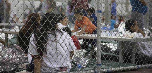 Americké úřady oddělují děti od rodin nelegálních migrantů.