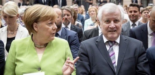 Angela Merkelová a ministr vnitra Horst Seehofer.