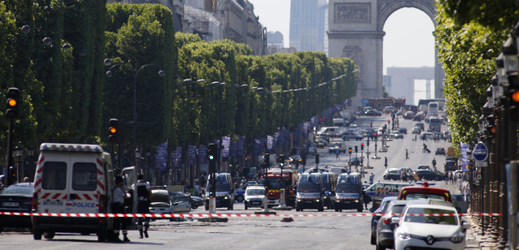 Policie zajišťuje oblast Champs Elysées v Paříži, poté, co řidič narazil do policejního vozu 19. června 2017.