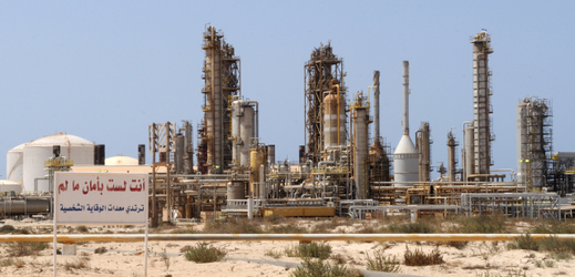 Rafinerie společnosti Sirt Oil Company.