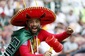 Mexický nadšenec v národních barvách... a  samozřejmě v sombreru (foto: Antonio Calanni).