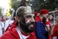 Tuniský fanoušek se vybavil nezbytnou přilbou (foto: Darko Bandic).