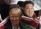 Na fotbalovém mistroství nesměl chybět Donald Trump a jeho nový přítel Kim Čong-un či alespoň jejich papírové verze (foto: Eugene Hoshiko).