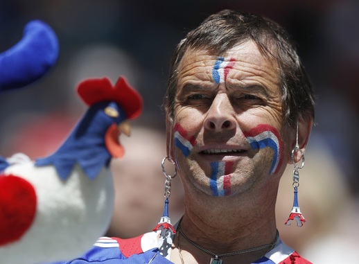 Neodmyslitelným symbolem Galů se vybavil fanoušek francouzského týmu (foto: Pavel Golovkin).