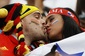 Láska kvete i napříč fanoušky různých týmů. Na snímku fanoušek Německa, který líbá fanynku Panamy (foto: Vicotr R. Ciavano).
