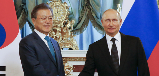 Ruský prezident Vladimir Putin (vpravo) a jeho jihokorejský protějšek Mun Če-in.