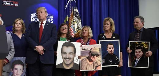 Donald Trump s rodinami, jejichž příbuzní byli zavražděni migranty bez dokumentů.