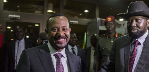 Projev etiopského premiéra Abiye Ahmeda (vlevo) přerušila exploze.