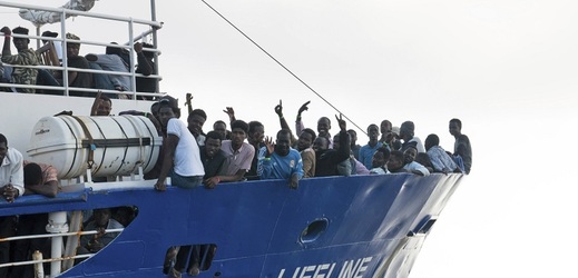 Loď Lifeline převáží z Libye přes dvě stě migrantů.