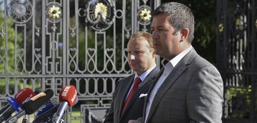 Místo Miroslava Pocheho (vlevo) by ministerstvo zahraničí mohl dočasně vést předseda ČSSD Jan Hamáček.