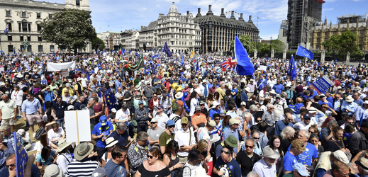 Tisíce odpůrců brexitu žádaly v Londýně nové referendum.