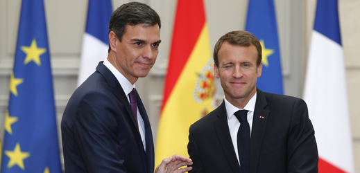 Pedro Sánchez (vlevo) a Emmanuel Macron.