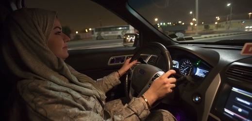 V Saúdské Arábii už mohou ženy řídit osobní i nákladní automobily.