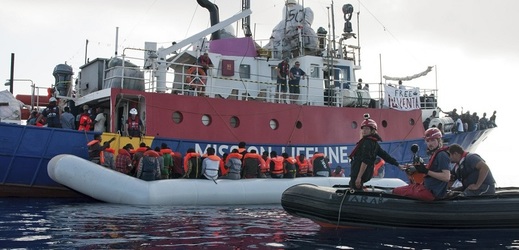 Loď Lifeline s migranty.
