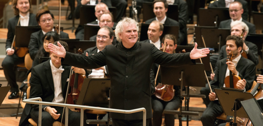 Dirigent Simon Rattle (uprostřed).