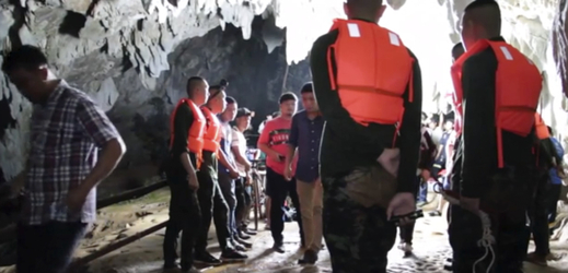 Thajští záchranáři pátrají po 12 chlapcích uvízlých v jeskyni.