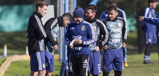 Proti argentinskému trenérovi Jorgemu Sampaolimu se postavili i samotní hráči.