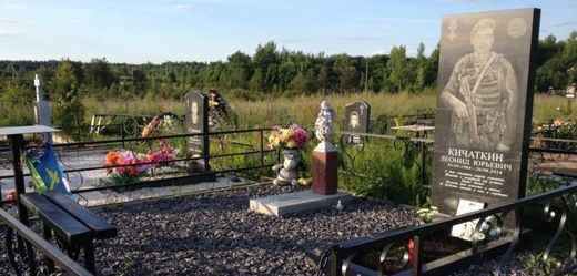 Na hřbitovech elitních výsadkářů u Pskova se objevily čerstvé hroby.