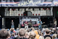Okolí Karlín stage se zaplnilo už na odpolední koncert kapely Buty.