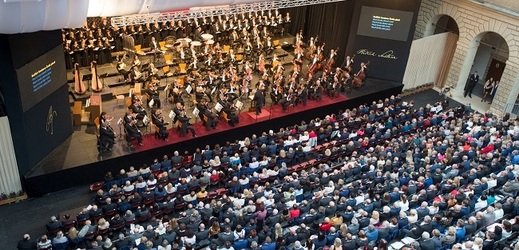 Zahajovacím koncertem České filharmonie pod taktovkou dirigenta Petra Altrichtera byl zahájen 14. června 60. ročník operního festivalu Smetanova Litomyšl.