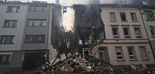 Trosky domu po výbuchu.