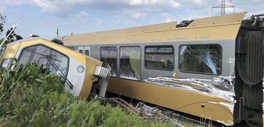 V Rakousku vykolejil vlak "úzkorozchodky", desítky zraněných.