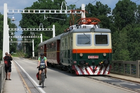Na snímku historický vlak zvaný "Kapesní Bobinka" na bechyňském mostě Duha.