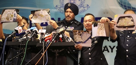 Malajsijská policie ukazuje snímky kradených šperků, které vedou k bývalému premiérovi Naždíbu Razakovi.