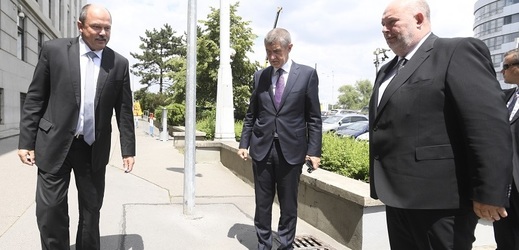 Premiér nově jmenované vlády Andrej Babiš (uprostřed) přichází 27. června 2018 v Praze na ministerstvo zemědělství s novým ministrem resortu Miroslavem Tomanem (vpravo, za ČSSD) v doprovodu bývalého ministra zemědělství Jiřího Milka (vlevo).