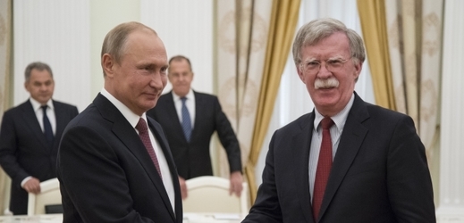 Vladimir Putin, vlevo a John Bolton, vpravo. 