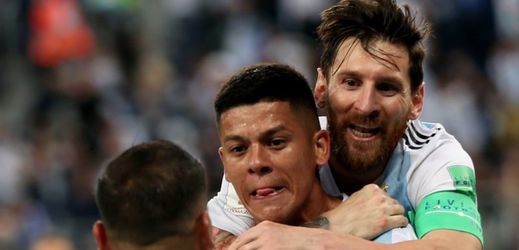 Lionel Messi a jeho spoluhráči se radují z postupu ze skupiny. 