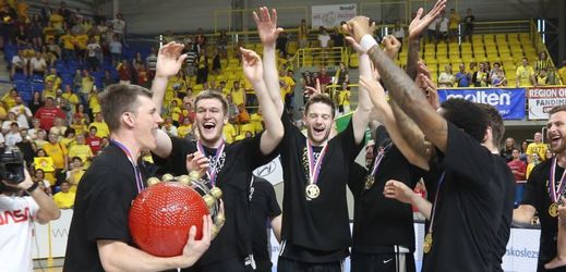 Basketbalisté Nymburka se radují ze zisku ligového titulu, zahrají si díky němu Ligu mistrů.