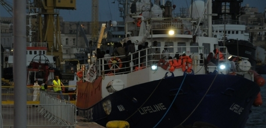 O uprchlíky z lodi Lifeline se podělí devět evropských zemí.