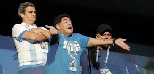 Hvězdný Diego Maradona v hledišti jednoho ze zápasů MS v Rusku. 