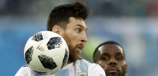 Lionel Messi v jednom ze zápasů základní skupiny MS.