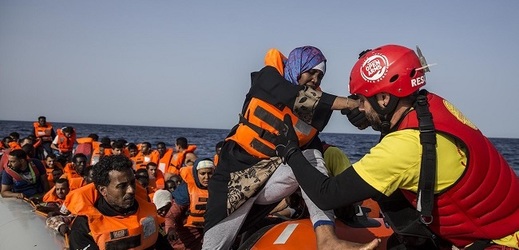 Loď španělské nevládní organizace Proactiva Open Arms z gumového člunu u libyjských břehů na palubu vzala 60 migrantů.