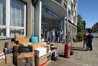Lidé v sobotu vynášeli své věci z Modré ubytovny v Purkyňově ulici v ústecké čtvrti Střekov.
