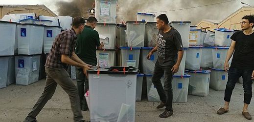 Požár skladu s volebními lístky v iráckém Bagdádu.