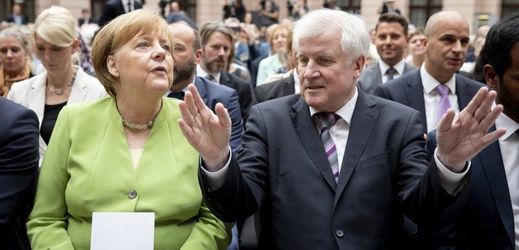 Kancléřka Angela Merkelová (CDU) a ministr vnitra Horst Seehofer (CSU).