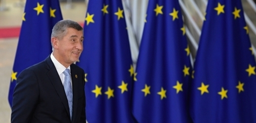 Premiér Andrej Babiš, na pozadí vlajky EU. 
