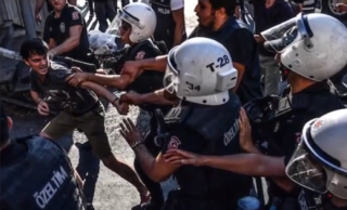 Proti aktivistům, kteří se akce zúčastnili, použili policisté gumové projektily i slzný plyn.