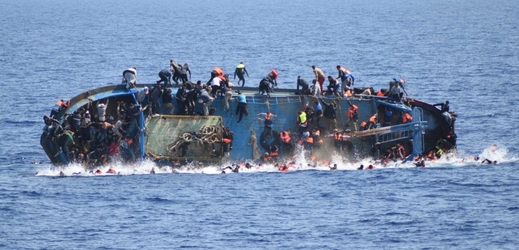 Uprchlíci na převráceném člunu.