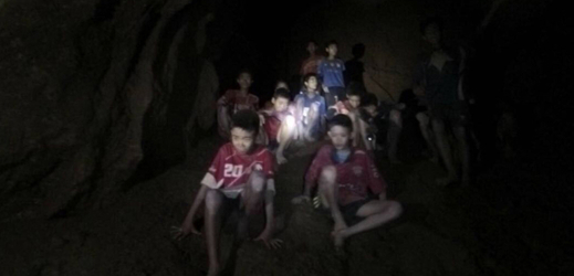 Chlapci uvěznění v jeskyni. 