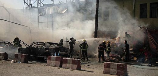 Snímek z nedělního útoku ve městě Džalalabád, při němž zemřely dvě desítky lidí.