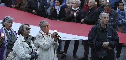 Protesty ve Varšavě proti novému zákonu, který prezidentovi umožňuje odvolat soudce starší 65 let z nejvyššího soudu.