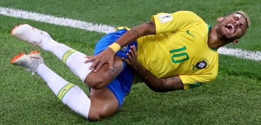 Brazilský útočník Neymar dotáhl Brazílii k postupu. Svůj výkon však pokazil zbytečným simulováním.