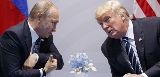 Vlevo ruský prezident Vladimir Putin spolu s americkým prezidentem Donaldem Trumpem.