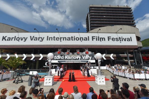 Zahájení 53. ročníku filmového festivalu Karlovy Vary před hotelem Thermal.