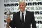 Tim Robbins převzal od ředitele festivalu Křišťálový globus za mimořádný umělecký přínos světové kinematografii.
