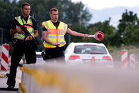 Rakouští policisté provádějí kontroly na hranicích, ilustrační fotografie. 
